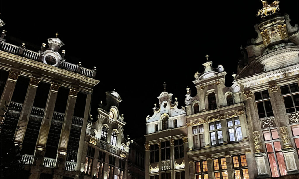Photo de la grande place de Bruxelles, de nuit." class="wp-image-8267" style="aspect-ratio:3/2;object-fit:cover