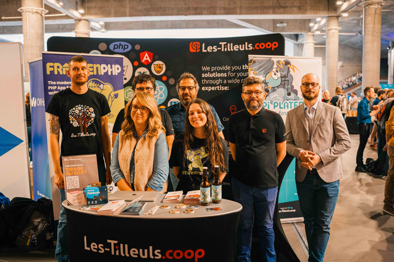 Photo de notre équipe tenant un stand au DevFest Lille" class="wp-image-9231" style="aspect-ratio:3/2;object-fit:cover