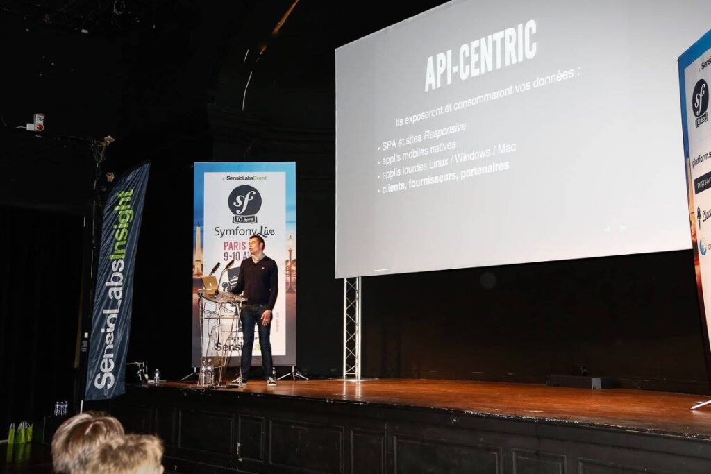 Photo de Kévin Dunglas, présentant en avril 2015 le framework API Platform au SymfonyLive Paris." class="wp-image-10677