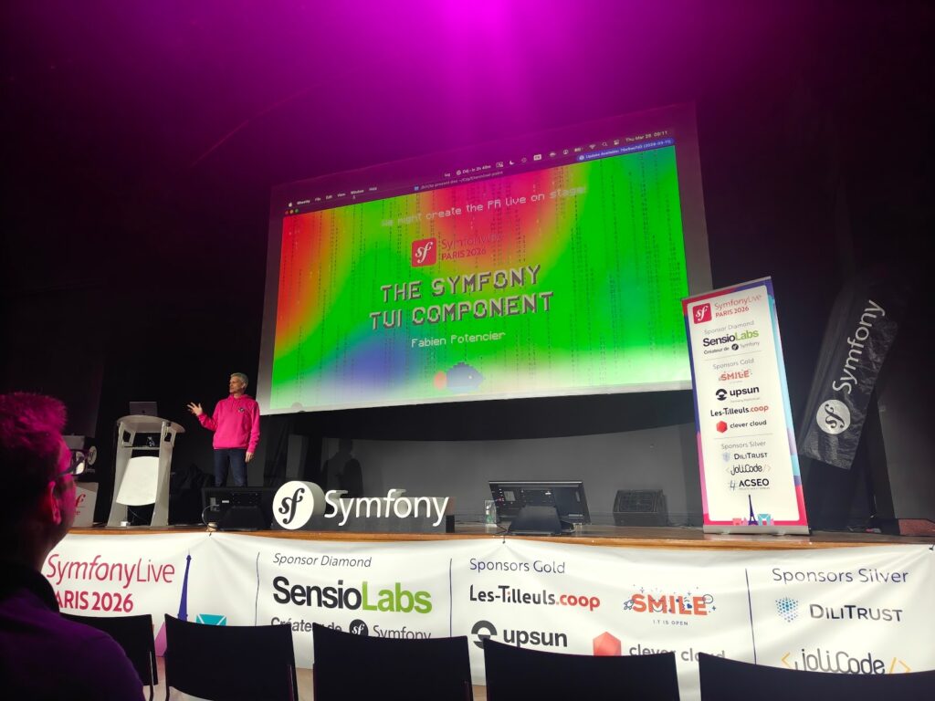 Fabien Potencier présente le composant Symfony TUI sur scène" class="wp-image-12493"/><figcaption class="wp-element-caption