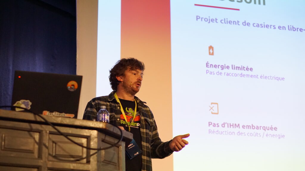 Yohan Giarelli sur la scène de l'AFUP Day, avec ses slides en arrière plan.